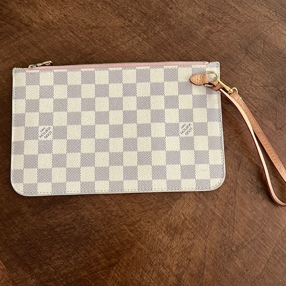 💯% Authentic Louis Vuitton Neverfull Wristlet✨ - Picture 1 of 5